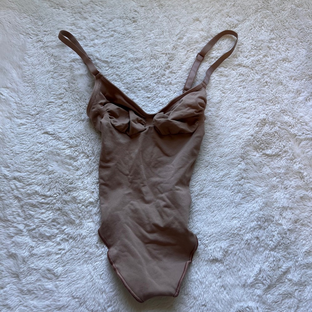 SKIMS Sculpting V-Neck Ruched Bodysuit Tan Size Small NWOT Compression Firm
